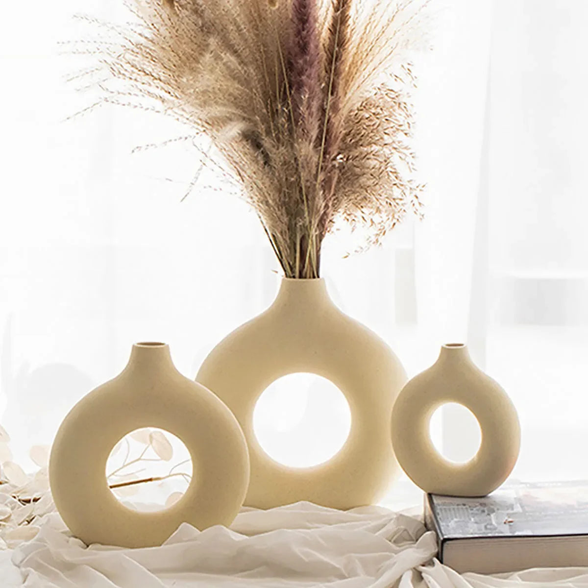 1pc White Ceramic Vases For Home Decor, Modern Decor Frosted Circle Vase, Minimalist Nordic Donut Vase, Decorative